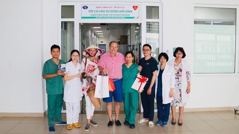 British COVID-19 patients return and thank Vietnamese doctors