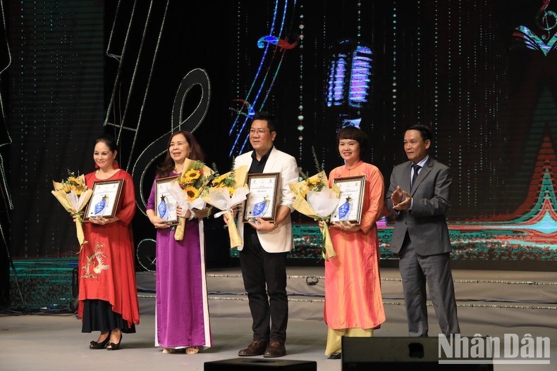 Contestant Pham Cong Thanh, lecturer at Military University of Culture and Arts (Hanoi), was awarded the first prize.