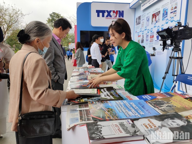 The Vietnam News Agency's booth recreated its 78-year history with many cultural products. Vu Thi Mai Chi said that the booth introduced publications of nearly 60 different newspapers.