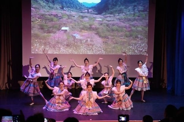 A dancing performance by Vietnamese students at the gala on March 18 (Photo: VNA)