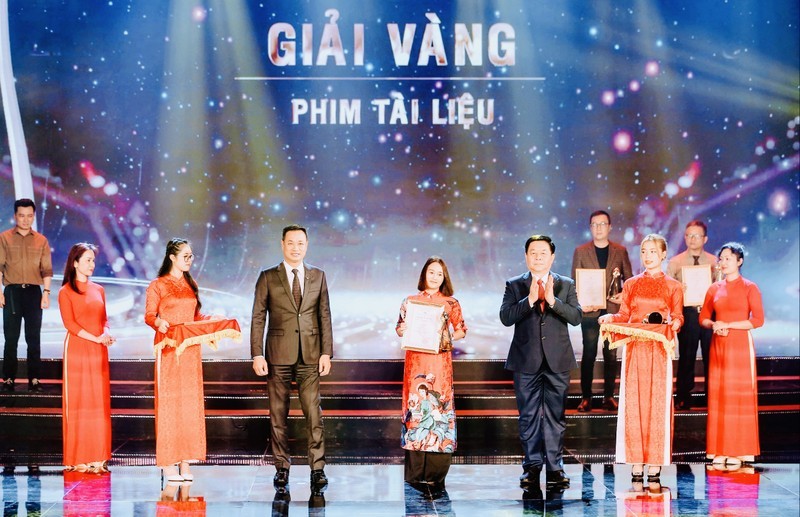 Secretary of the Party Central Committee and head of its Commission for Information and Education Nguyen Trong Nghia and General Director of the national TV broadcaster VTV Le Ngoc Quang presented the gold prizes to the authors.