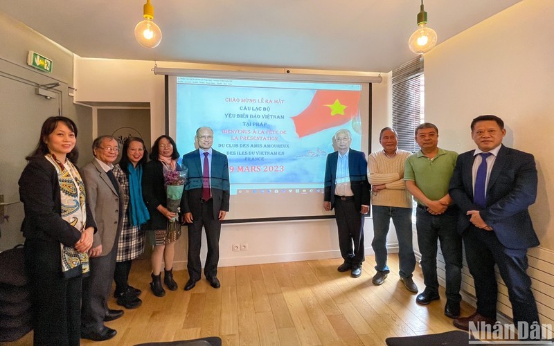 Vietnamese Ambassador to France Dinh Toan Thang and guests took souvenir photos at the launch ceremony of the “Love Vietnam’s seas and islands” Club in France.