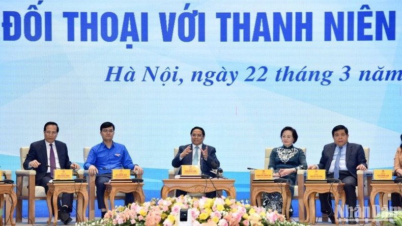 Prime Minister Pham Minh Chinh (middle) at the dialogue (Photo: NDO)