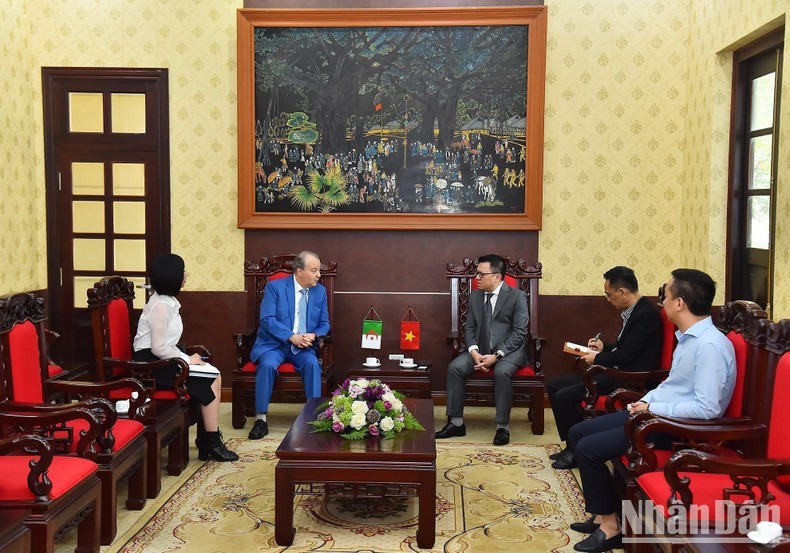 Editor-in-Chief of Nhan Dan Newspaper Le Quoc Minh (R) receives Algerian Ambassador to Vietnam Abdelhamid Boubazine (Photo: NDO/Thuy Nguyen)