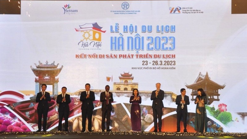 Leaders of Hanoi City and delegates at the opening ceremony of the Hanoi Tourism Festival 2023.