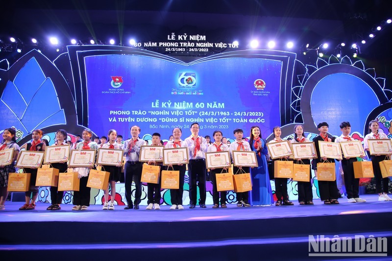 President Vo Van Thuong and outstanding children in the "A Thousand of Good Deeds" movement at the event (Photo: VNA)