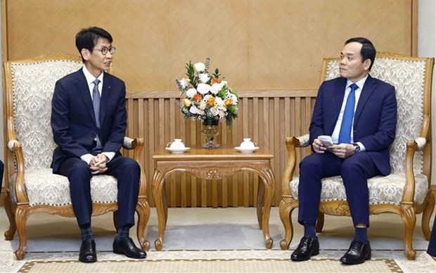 Deputy Prime Minister Tran Luu Quang (R) and Kim Myoung-kyu, Vice President of LG Display Co Ltd. (Photo: VNA)