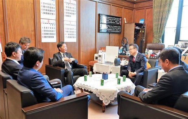 The working session between Head of the Party Central Committee's Economic Commission Tran Tuan Anh and Secretary-General of LDP in the House of Councillors Hiroshige Seko. (Photo: VNA)