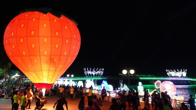 Hot air balloon festival held in Can Tho.