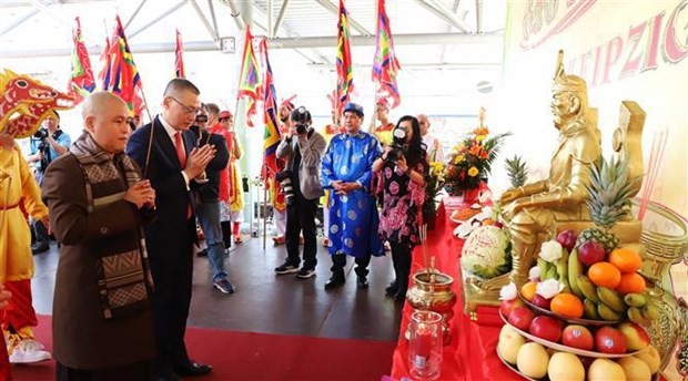 At the ceremony to commemorate the death anniversary of Hung Kings in Germany. (Photo: VNA)