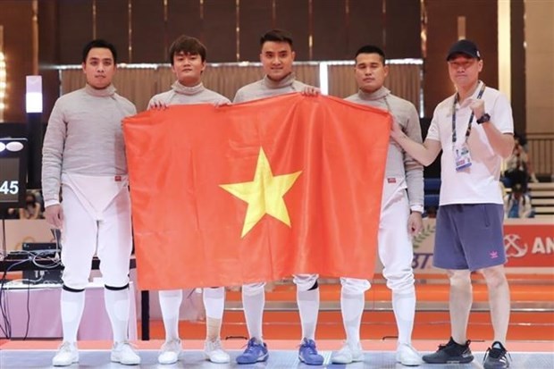 Vietnamese fencers win a gold medal in the men’s sabre team event on May 15 in SEA Games 32. (Photo:VNA)