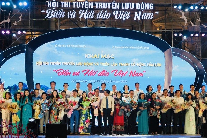 Leaders of the Ministry of Culture, Sports and Tourism together with leaders of Hai Phong City present flowers to representatives of teams participating in the contest.