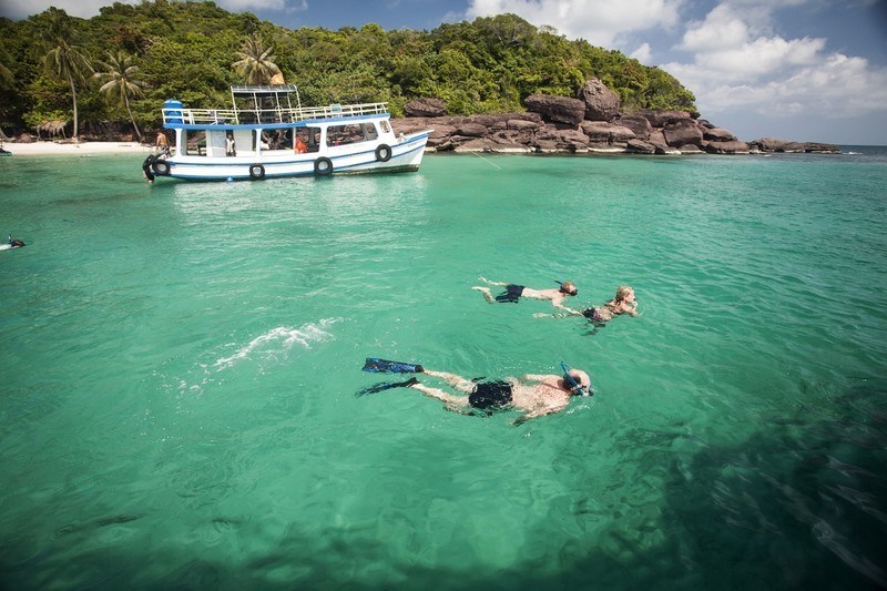 Tourists snorkelling in Phu Quoc