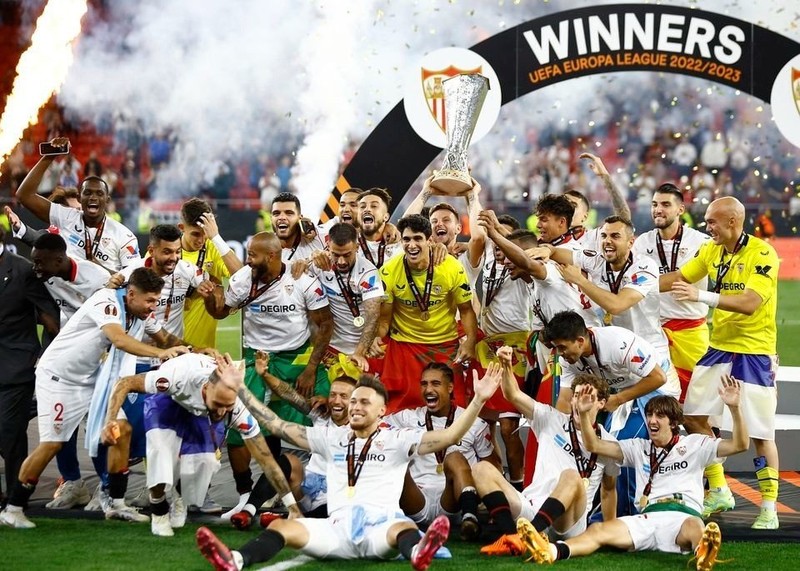 : Soccer Football - Europa League - Final - Sevilla v AS Roma - Puskas Arena, Budapest, Hungary - June 1, 2023 Sevilla celebrates with the trophy after winning the Europa League. (Ảnh: Reuters)
