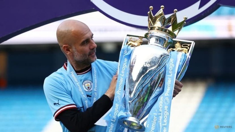 Manchester City manager Pep Guardiola poses with the trophy as he celebrates after winning the Premier League, May 31, 2023. (Photo: Reuters)