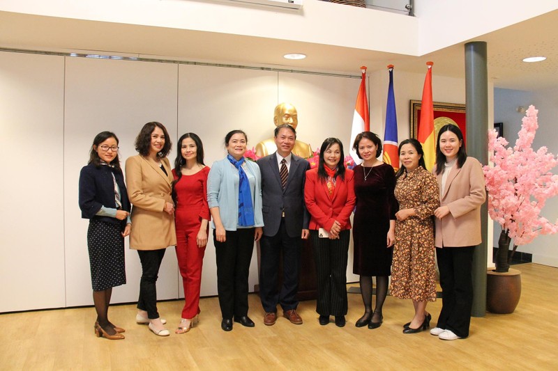 Vietnamese Ambassador to the Netherlands Pham Viet Anh and delegations of the Vietnam Women's Union and the Vietnamese Women's Association in the Netherlands (Photo: VNA)