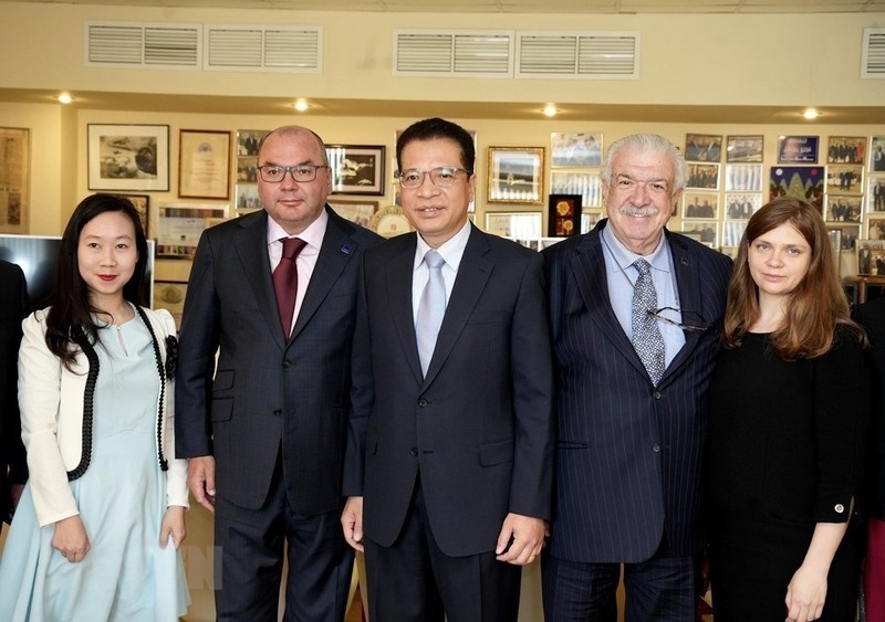 Vietnamese Ambassador to Russia Dang Minh Khoi (3rd from L) and TASS Director General Sergei Mikhailov (2nd from L) in a group photo at the working session (Photo: VNA)