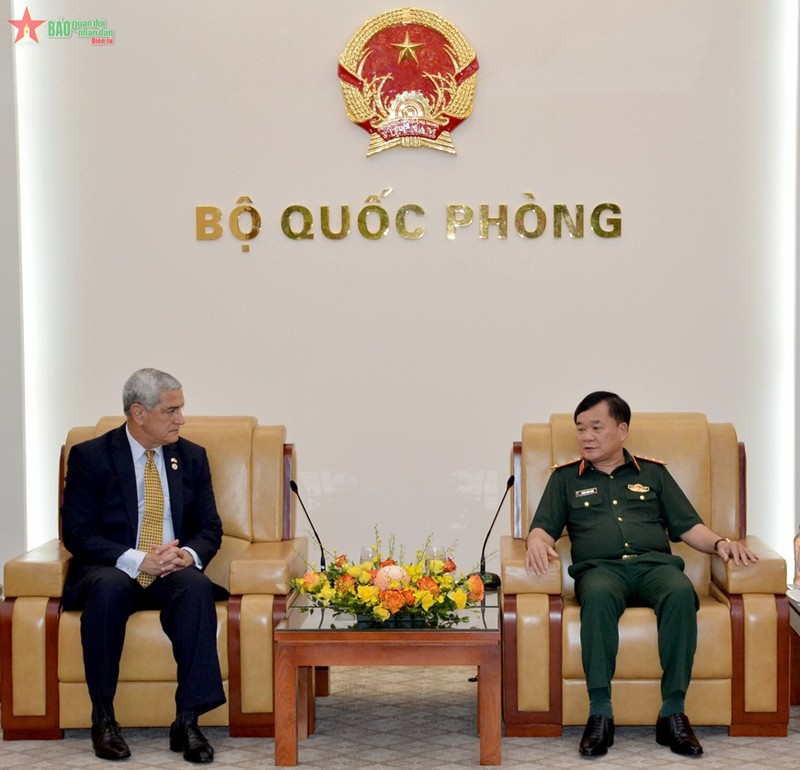 Deputy Minister of National Defence Senior Lieutenant General Hoang Xuan Chien and Director of the US Defence Prisoners of War/Missing In Action ((POW/MIA) Accounting Agency Kelly K. Mc Keague. (Photo: qdnd.vn)