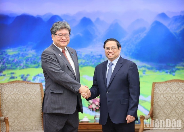 Prime Minister Pham Minh Chinh (R) and Chairman of the LDP's Policy Research Council Hagiuda Koichi. (Photo: VNA) 