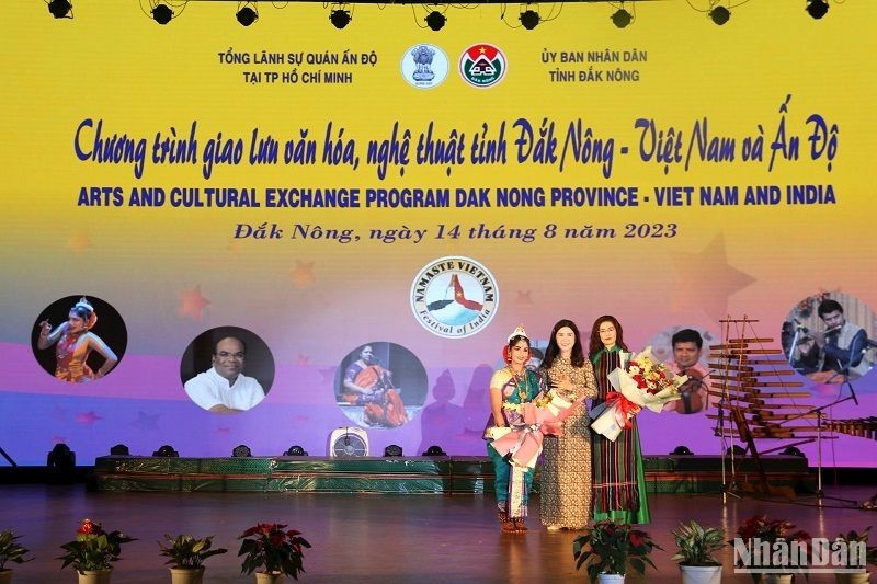 Vice Chairman of the People's Committee of Dak Nong Ton Thi Ngoc Hanh presents flowers to representatives of two art troupes performed at the programme.