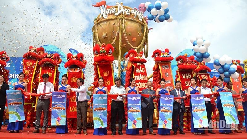 Delegates cut the ribbon to open the Wonderland Water Park, Phan Thiet City, Binh Thuan.