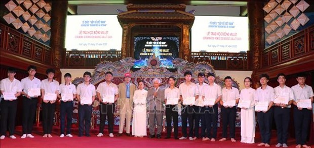 The scientific and educational organisation "Meeting Vietnam" presents 220 Vallet scholarships worth over 4 billion VND (166,078 USD) in total to outstanding students in Thua Thien - Hue province (Photo: VNA)
