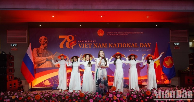 Cultural performance to celebrate Vietnam's National Day in Russia. (Photo: XUAN HUNG)