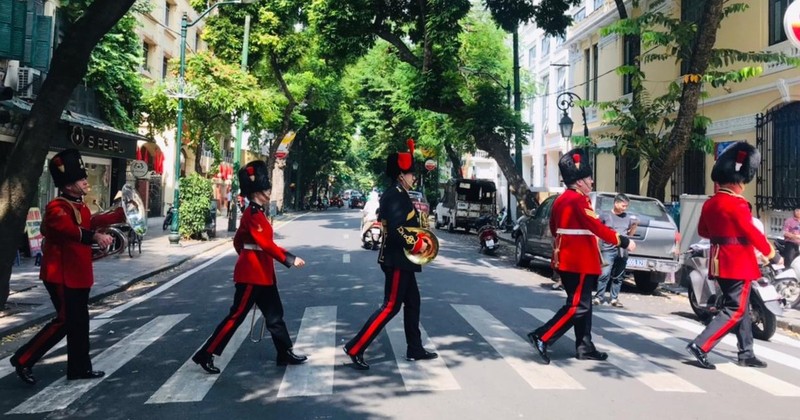 [In Pictures] UK Military Band performs on Hanoi streets