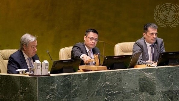Ambassador Dang Hoang Giang (C), Vice President of 77th session of the UNGA, chairs a UNGA session (Photo: VNA)