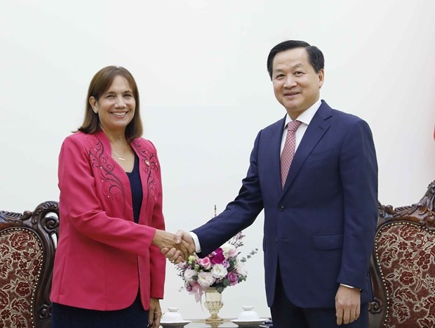 Deputy PM Le Minh Khai (R) welcomes Vice President of the Cuban National Assembly (NA) of People’s Power Ana Maria Machado at their meeting in Hanoi on September 18. (Photo: VNA)