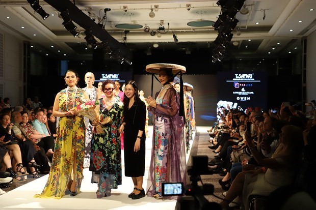 The "Vietnam Heritage Art" collection is performed by Vietnamese and international models from many countries and territories (Photo: VNA)