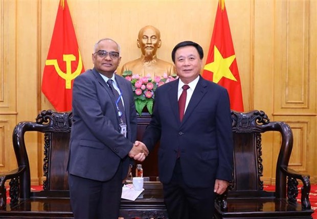 Politburo member and President of the Ho Chi Minh National Academy of Politics Nguyen Xuan Thang (R) receives Asian Development Bank's Country Director for Vietnam Shantanu Chakraborty (Photo: VNA)