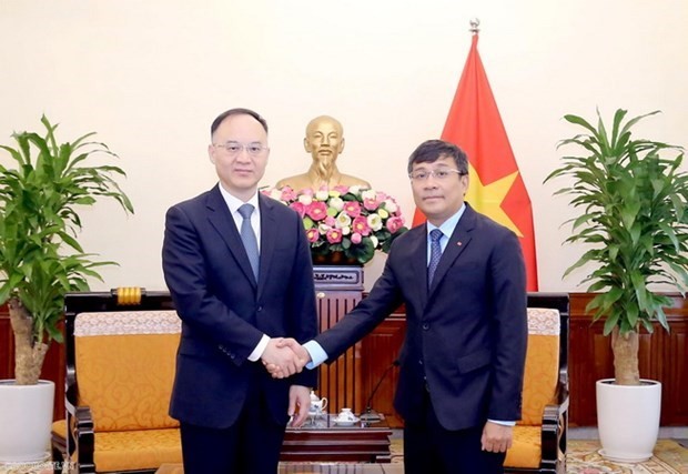 Permanent Deputy Minister of Foreign Affairs Nguyen Minh Vu (R) and Chinese Assistant Foreign Minister Nong Rong (Photo: baoquocte.vn)