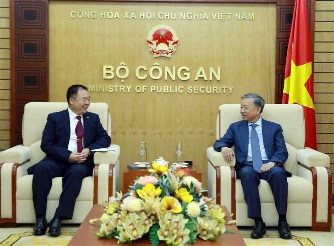 Vietnamese Minister of Public Security General To Lam (right) receives Chief of Staff of the Chinese People's Armed Police Zhou Jianguo in Hanoi. (Photo: VNA)