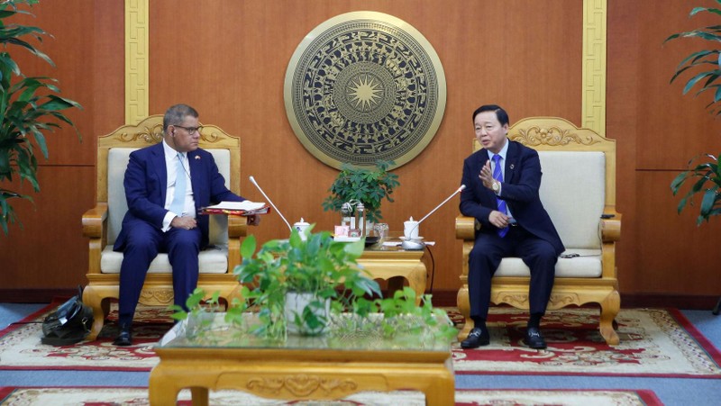  Minister of Natural Resources and Environment Tran Hong Ha (R) and President for the 26th United Nations Climate Change Conference (COP26) Alok Kumar Sharma (Photo: baotainguyenmoitruong.vn)