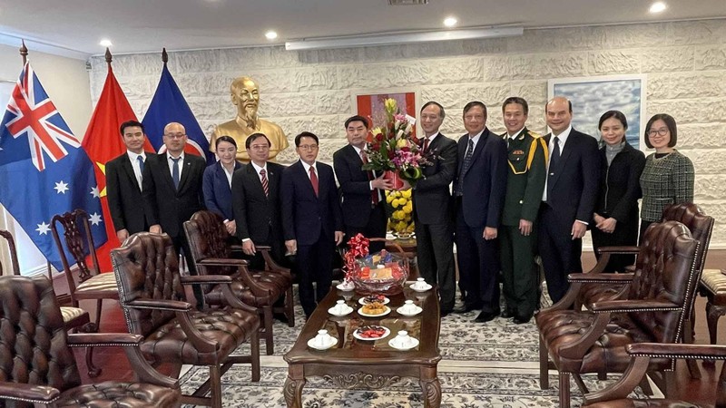 Vietnamese and Lao diplomats pose for a photo at the Vietnamese Embassy in Australia on August 31. (Photo: VNA)