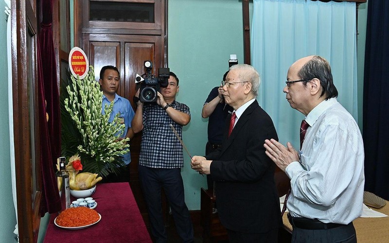 Party General Secretary Nguyen Phu Trong offers incense to President Ho Chi Minh on September 1. (Photo: NDO/Thuy Nguyen)