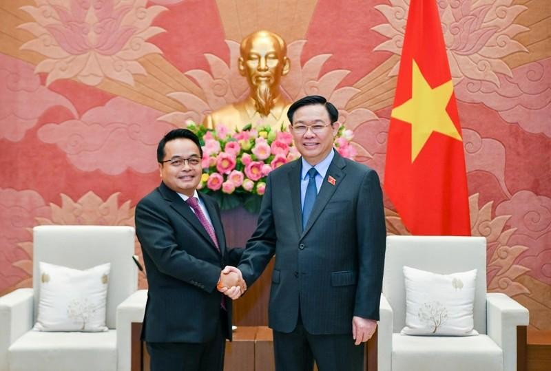 NA Chairman Vuong Dinh Hue (R) receives President of State Audit Authority of Laos Viengthavisone Thephachanh (Photo: NDO/Duy Linh)