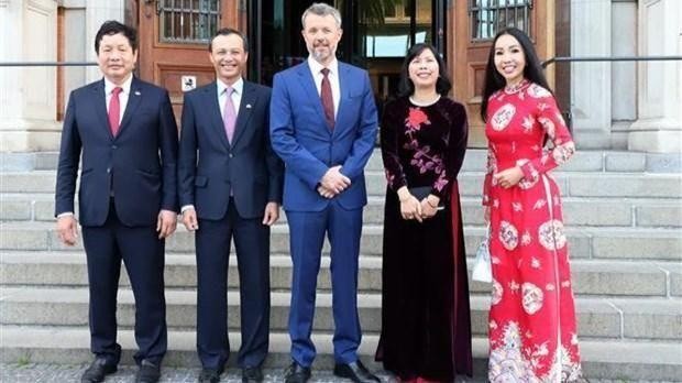 Crown Prince of Denmark Frederik and Vietnamese Ambassador Luong Thanh Nghi pose for a photo (Photo: VNA)