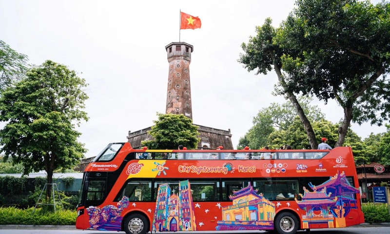 Sightseeing tour around Hanoi on a double-decker bus. (Photo: VNA)