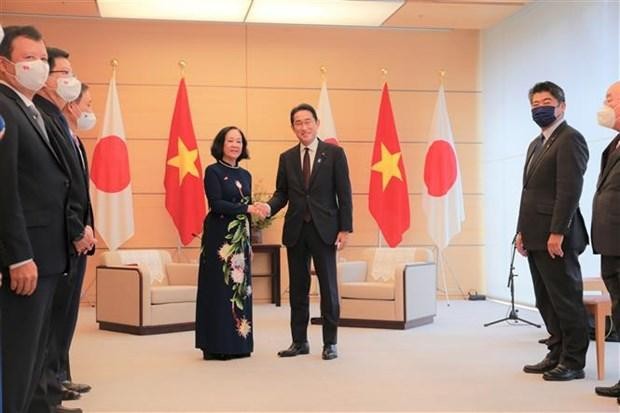 Politburo member, Secretary of the Communist Party of Vietnam Central Committee and Chairwoman of its Organisation Commission Truong Thi Mai (L) meets with President of the Liberal Democratic Party of Japan (LDP) and PM Kishida Fumio. (Photo: VNA)