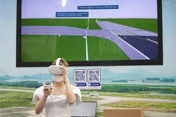 A visitor experiences airport operation via virtual reality technology at the Vietnam International Aviation Expo. (Photo: baogiaothong.vn)