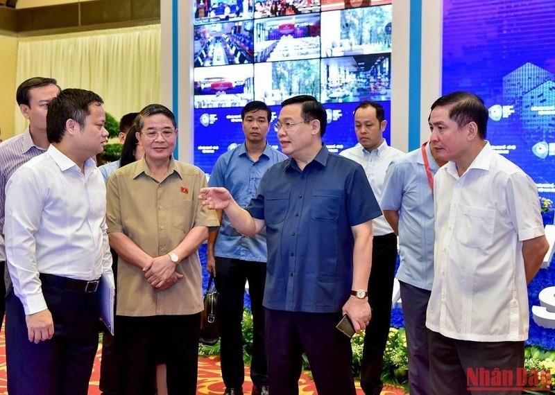 NA Chairman Vuong Dinh Hue (second from right, first row) on September 17 inspected preparations for the Vietnam Socio-Economic Forum 2022 at the National Convention Centre in Hanoi. (Photo: NDO/Duy Linh)