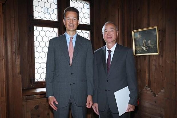  Hereditary Prince Alois of the Principality of Liechtenstein and Vietnamese Ambassador Phung The Long (R) (Photo: VNA) 