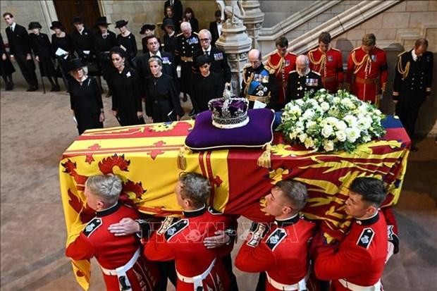 Guards carry the coffin of Queen Elizabeth II past her family as they arrive at Westminster Hall on September 14. (Photo: AFP/VNA)
