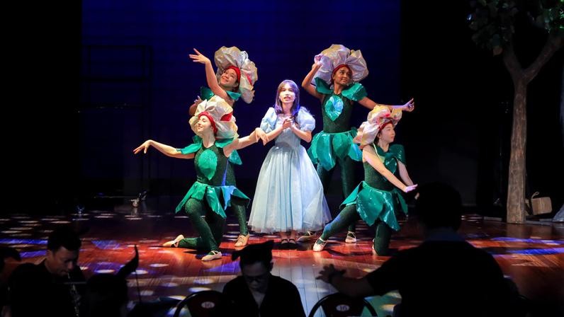 ‘Alice in Wonderland’ musical play premiered on the Hanoi stage (Photo: hanoimoi.com.vn)