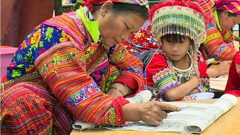 The art of decorating the traditional costumes of the Red Dao people in Tuyen Quang.