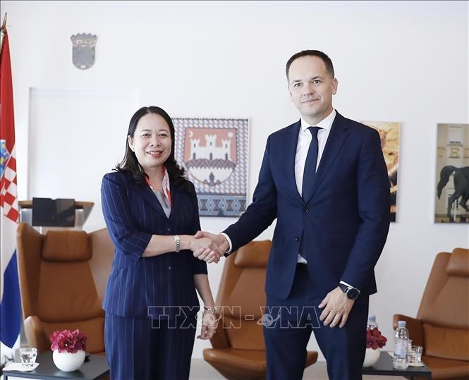 Vice President Vo Thi Anh Xuan (left) and Croatian State Secretary for Foreign Trade and Development Cooperation Zdenko Lucić (Photo: VNA)