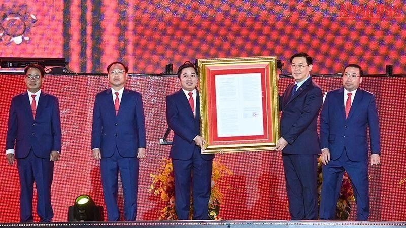 NA Chairman Vuong Dinh Hue (fourth from left) at the ceremony (Photo: NDO/Duy Linh)