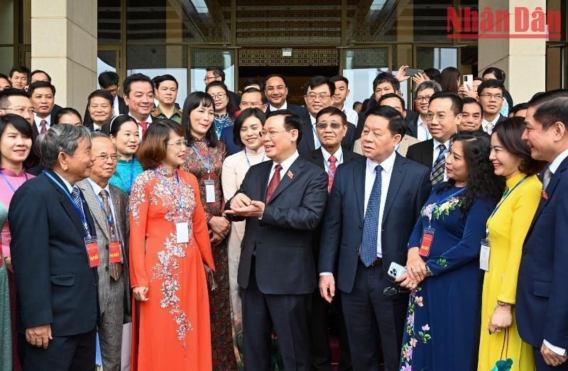 NA Chairman Vuong Dinh Hue and delegates at the meeting (Photo: NDO)